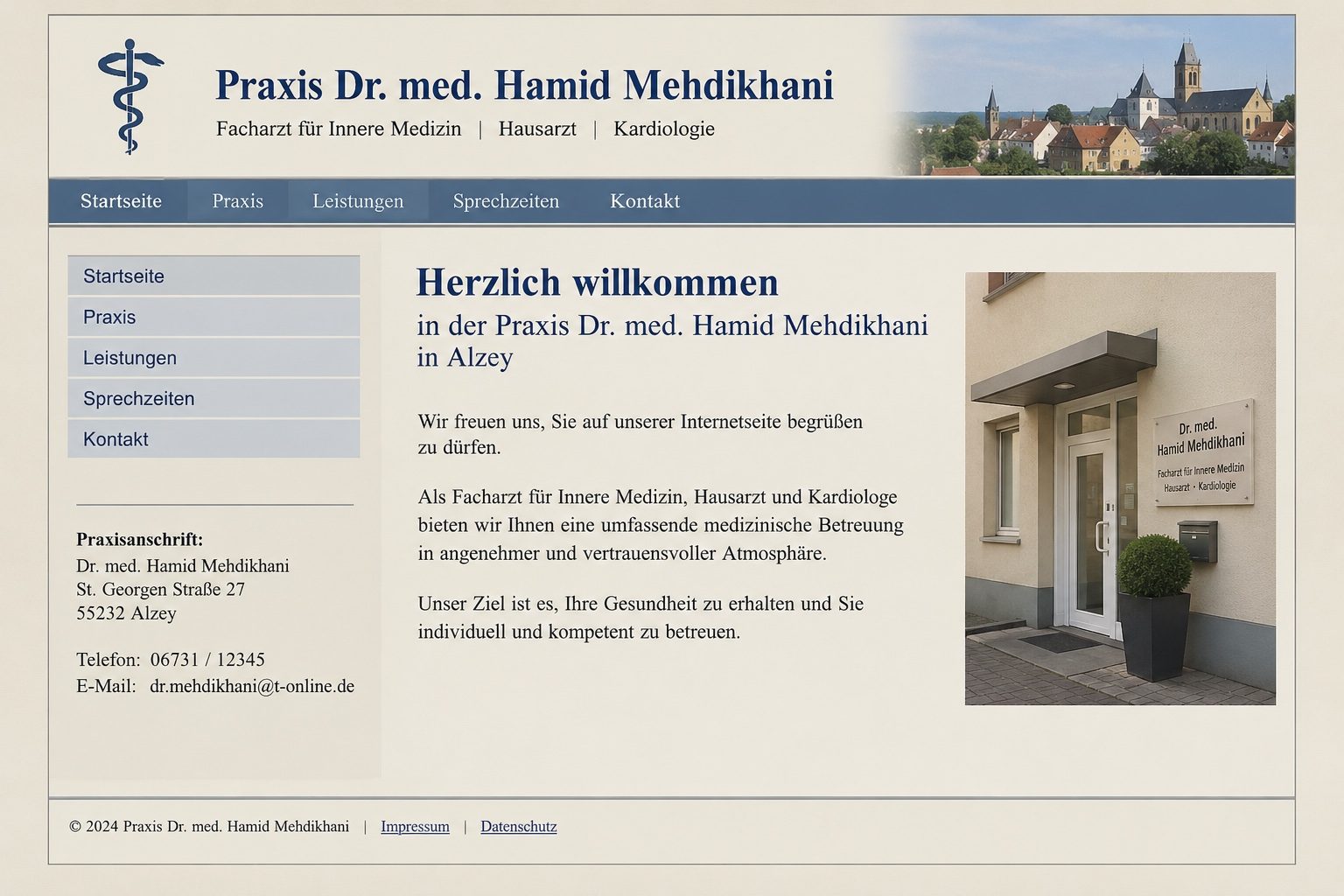 Vorher: alte Startseite der Praxis mit Willkommenstext und doppelter Navigation